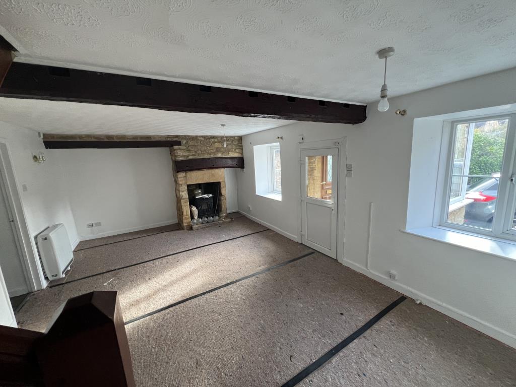 Lot: 131 - DETACHED COTTAGE FOR UPDATING - General view of living/dining room